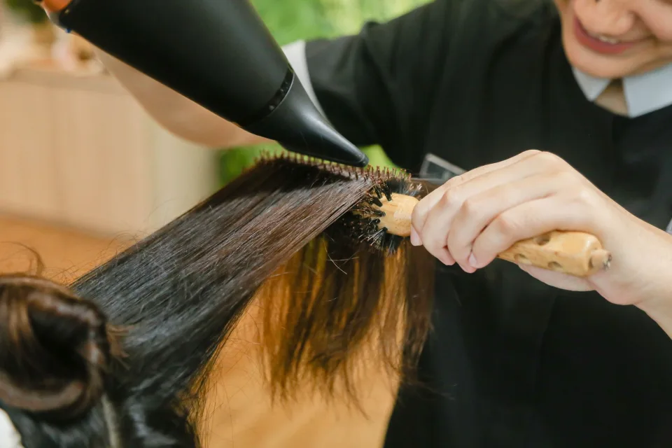 Thợ chính đang cắt tóc cho khách