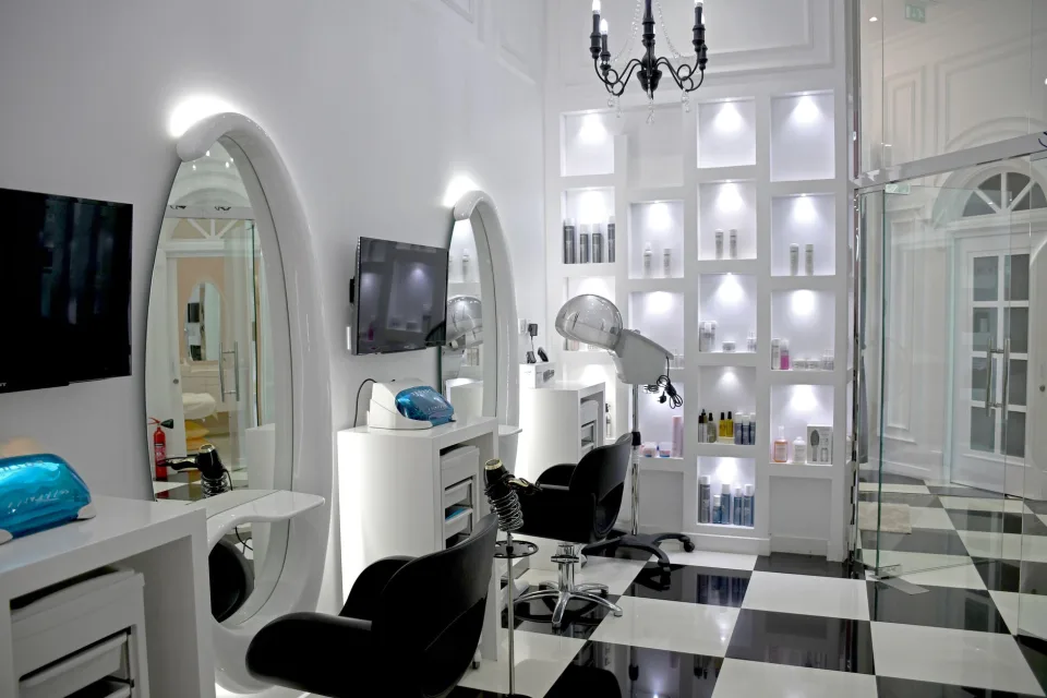 Khách ngồi chờ được tư vấn kiểu tóc